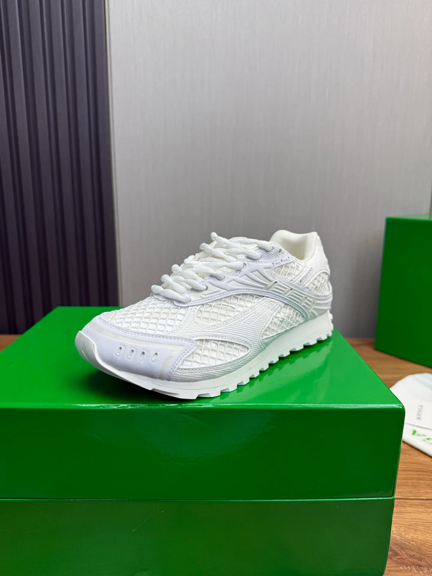 Men's men's shoes 💰620💰 BV top version 𝘽𝙊𝙏𝙏𝙀𝙂𝘼 𝙑𝙀𝙉𝙀𝙏𝘼 Orbit sneakers Wang Yibo same style couple style dad shoes 🩷💚 Runner sneakers, made of lightweight technical mesh fabric. Features a geometric patterned rubber outsole. Pay attention to the package craftsmanship ❕ High version shipping ❗️ Very nice, durable to play with and durable to make ✔️ Standard version 💯💯 The outsole is made of color-blocked TPU outsole. Women’s model 35-41 (40 41 customized) Men’s model 39-46 (45.46 customized) Equipped with original packaging